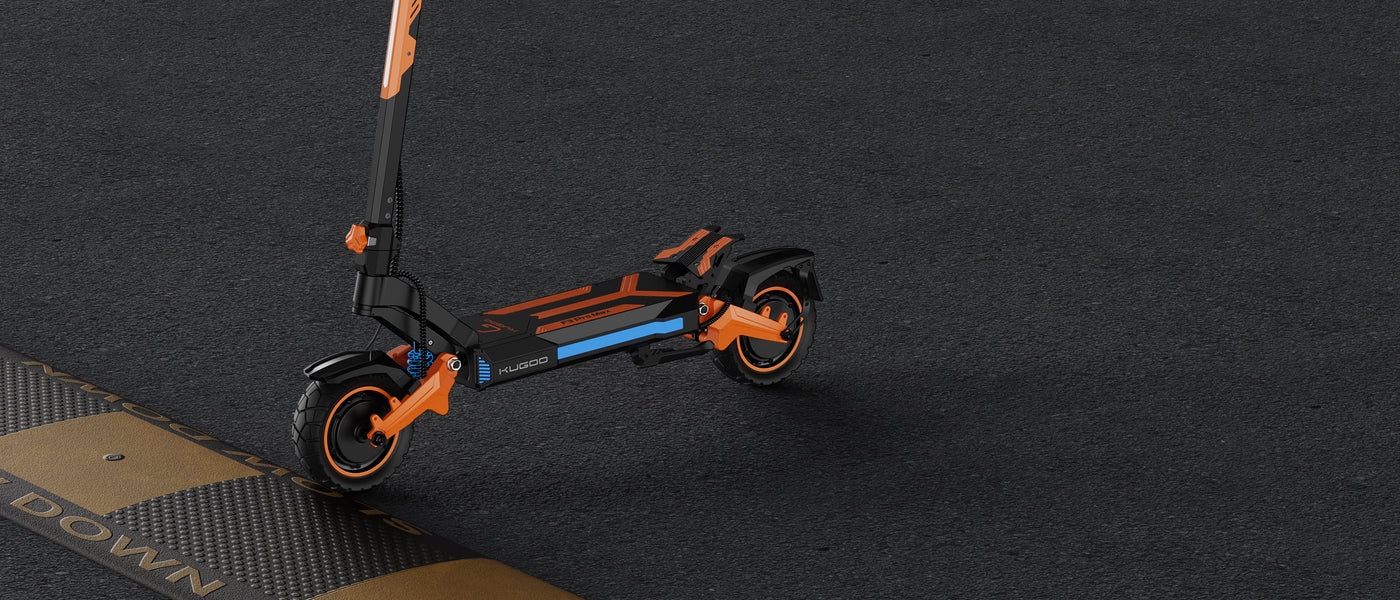 Электросамокат в плотном городском потоке